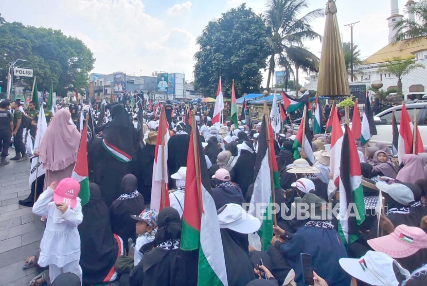 Ribuan warga mengikuti kegiatan doa bersama untuk Palestina di Taman Kota Tasikmalaya, Jawa Barat, Jumat (13/10/2023). 