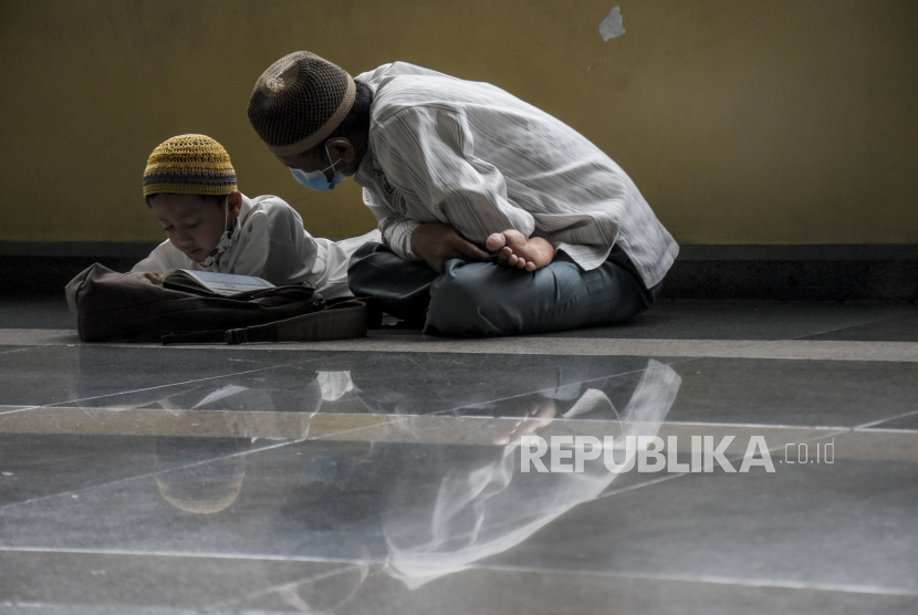 Umat muslim membaca Alquran (tadarus) di Masjid Pusdai, Kota Bandung, Jumat (8/4/2022). Pengurus Dewan Kemakmuran Masjid (DKM) Pusdai menggelar Sholat Jumat pertama di bulan Ramadhan 1443 H dengan menerapkan protokol kesehatan serta pembatasan kapasitas jemaah masjid maksimal 75 persen. Keutamaan Tadarus Alquran di Bulan Ramadhan