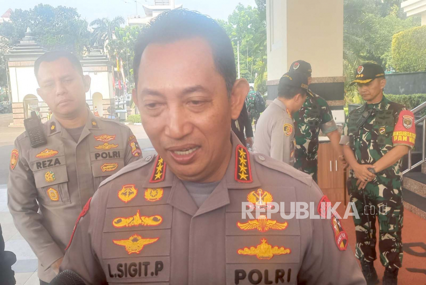 Kapolri Jenderal Listyo Sigit Prabowo usai menghadiri pembekalan Wakil Presiden KH Maruf Amin ke calon perwira remaja (Capaja) TNI-Polri Tahun 2023 di Balai Sudirman, Jakarta, Jumat (21/7/2023). 