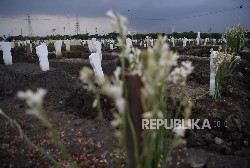 Suasana kuburan  khusus kasus Covid-19 di TPU Keputih di Surabaya, Jawa Timur.