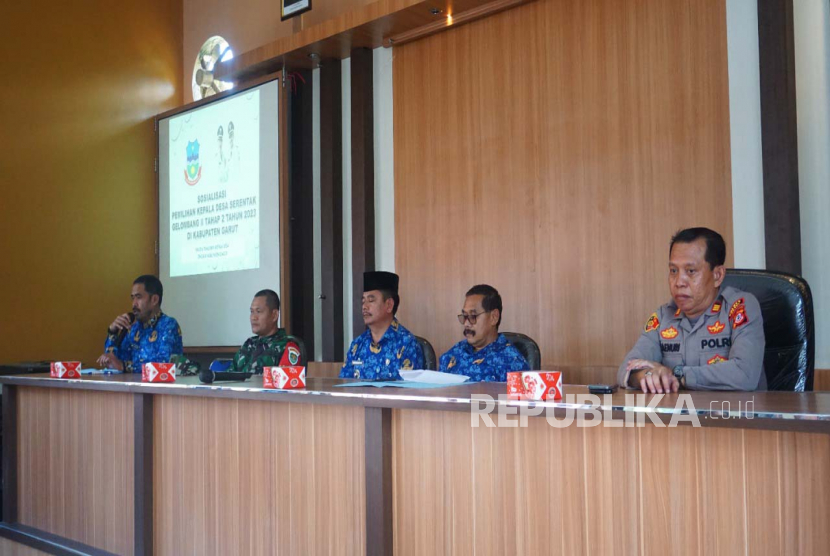 Pelaksanaan sosialisasi pilkades serentak 2023 di Aula Kecamatan Malangbong, Kabupaten Garut, Selasa (17/1/2023). 
