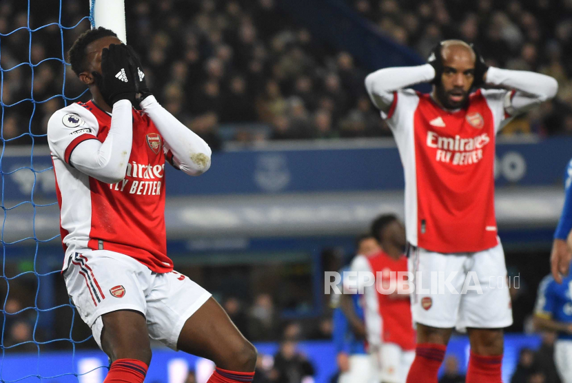  Reaksi pemain Arsenal Eddie Nketiah (kiri) saat pertandingan sepak bola Liga Premier Inggris antara Everton FC dan Arsenal FC di Liverpool, Inggris, Selasa (7/12) dini hari WIB.