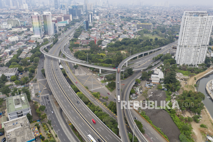 Foto udara suasana di salah satu ruas jalan di Jakarta, Ahad (5/4/2020). Gubernur DKI Jakarta Anies Baswedan telah mengajukan penerapan Pembatasan Sosial Berskala Besar (PSBB) di DKI Jakarta ke Kemeterian Kesehatan untuk percepatan penanganan  COVID-19 di ibu kota