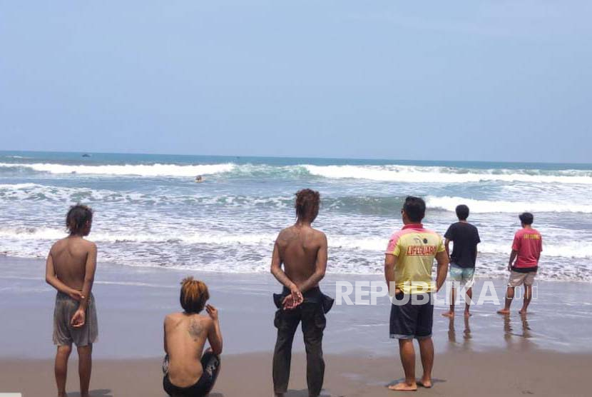 Petugas melakukan pencarian terhadap anak dilaporkan tenggelam saat berenang di Pantai Pangandaran, Kabupaten Pangandaran.