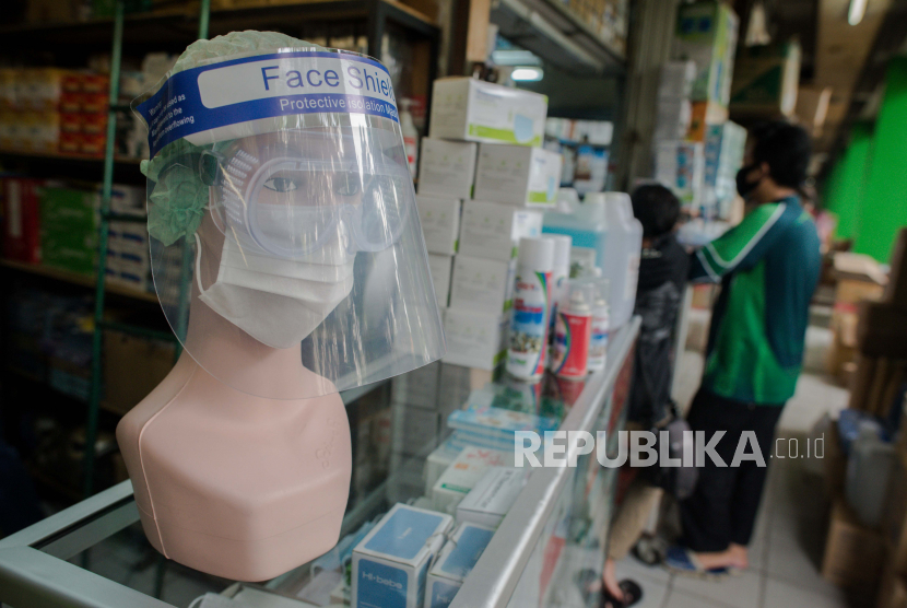 Warga memilah face shield di Pasar Pramuka, Rawamangun, Jakarta. Musim pandemi menyebabkan penjualan vitamin di Pasar Pramuka meningkat.