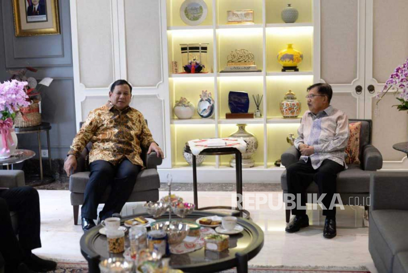 Ketua Umum Partai Gerindra yang juga Menteri Pertahanan (Menhan) Prabowo Subianto bersilaturahim ke kediaman Wakil Presiden ke-10 dan ke-12 Republik Indonesia Muhammad Jusuf Kalla atau JK.