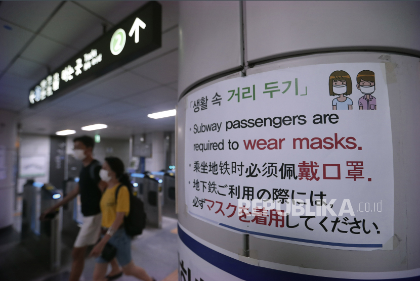 Pemberitahuan tentang tindakan pencegahan terhadap virus corona ditampilkan di stasiun kereta bawah tanah di Seoul, Korea Selatan, Kamis 27 Agustus 2020. Korea Selatan telah menambahkan hampir 4.000 infeksi ke beban kasusnya sambil melaporkan lonjakan harian tiga digit di masing-masing dari 14 terakhir. hari, meminta ahli kesehatan untuk memperingatkan tentang rumah sakit yang mungkin kehabisan kapasitas. Tanda di atas berbunyi: Jarak sosial.