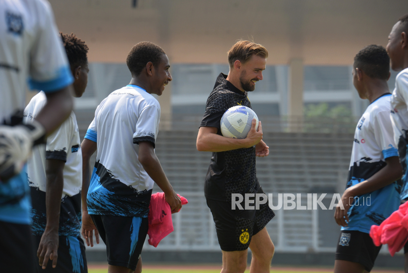 Legenda Borussia Dortmund Marcel Schmelzer memberikan bimbingan kepada siswa dari Papua Football Academy (PFA) saat coaching clinic di Stadion Madya, Senayan, Jakarta, Jumat (8/9/2023). 