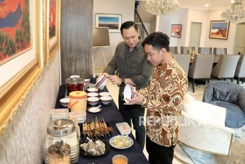 Wali Kota Solo Gibran Rakabuming Raka bersilaturahim ke kediaman Ketua Umum Partai Demokrat, Agus Harimurti Yudhoyono (AHY), Jakarta, Ahad (22/10/2023). 
