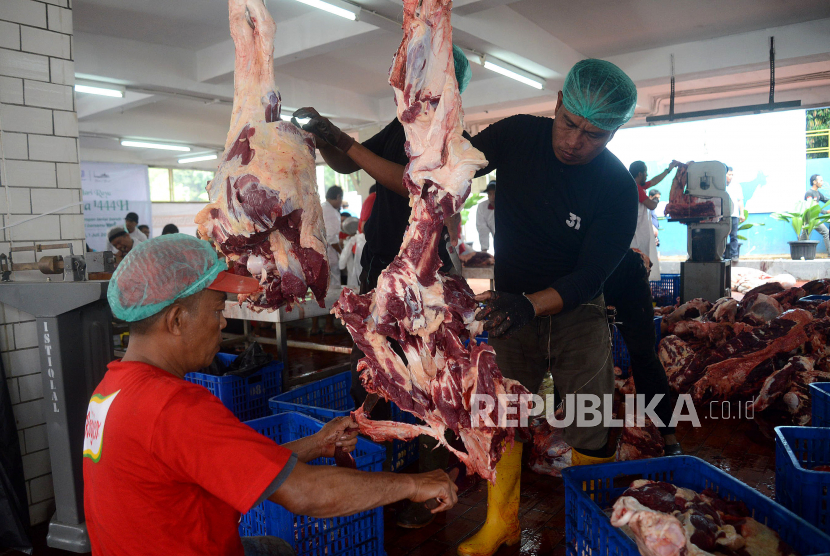 Panitia memotong daging hewan kurban yang telah disembelih di Rumah Potong Hewan (RPH) Masjid Istiqlal, Jakarta.
