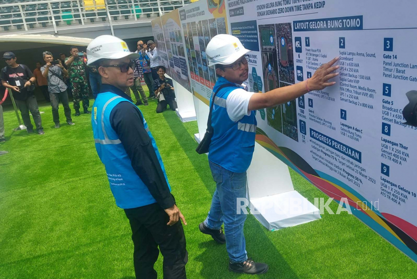 Direktur Utama PT PLN (Persero) Darmawan Prasodjo memantau kesiapan pasokan listrik Stadion GBT Surabaya, menjelang digelarnya Piala Dunia U-20.