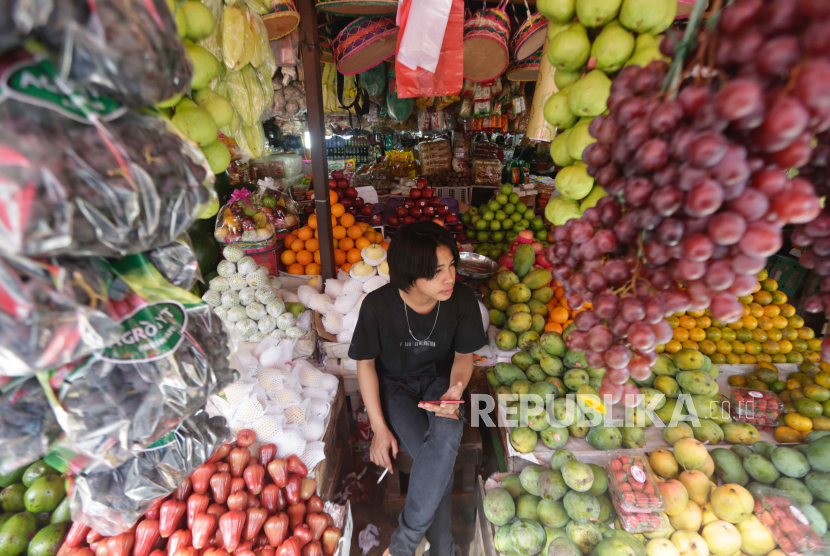 Seorang penjual buah menunggu pelanggan di pasar tradisional di Jakarta, Indonesia, 1 Agustus 2022. Mencicipi Buah Sebelum Membeli Halalkah Dilakukan?
