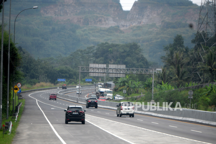 Kendaraan melintas di salah satu ruas Jalan Tol Trans Jawa Semarang-Solo, Jawa Tengah. PT Trans Marga Jateng (TMJ) akan memberlakukan penyesuaian tarif ruas Tol Semarang-Solo mulai 27 Juni 2021 (ilustrasi).