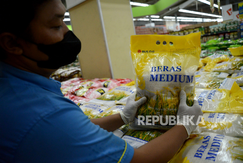 Karyawan menata beras Bulog untuk Retail usai peninjauan penyediaan beras Bulog di Hypermart Puri Indah, Jakarta, Rabu (8/2/2023). Direktur Utama Bulog, Budi Waseso mengakui mayoritas cadangan beras pemerintah (CBP) yang dikelola sudah merupakan pasokan impor. 