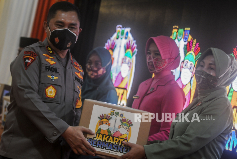 Kapolda Metro Jaya, Irjen M Fadil Imran memberikan masker saat peluncuran logo Jakarta Bermasker di Mapolda Metro Jaya, Jakarta Selatan, Rabu (3/2).
