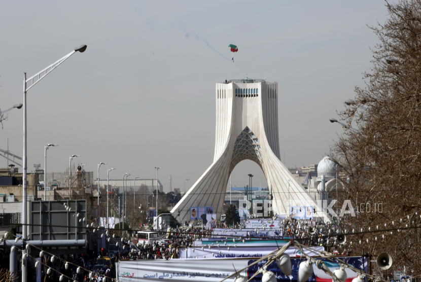  Orang-orang menghadiri rapat umum yang menandai peringatan 42 tahun Revolusi Islam 1979, di alun-alun Azadi (Kebebasan) di Teheran, Iran. (ilustrasi