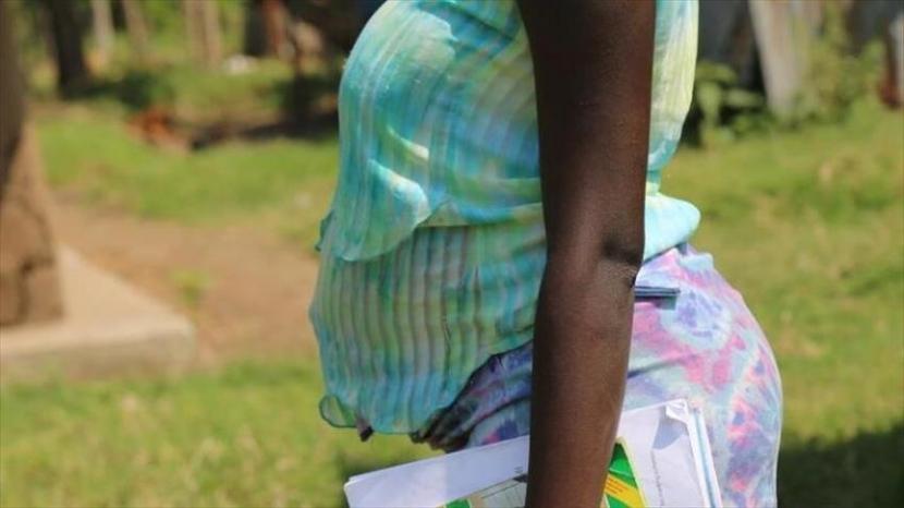 Kepala badan perencanaan nasional menyebut kehamilan ini akan jadi beban Uganda.