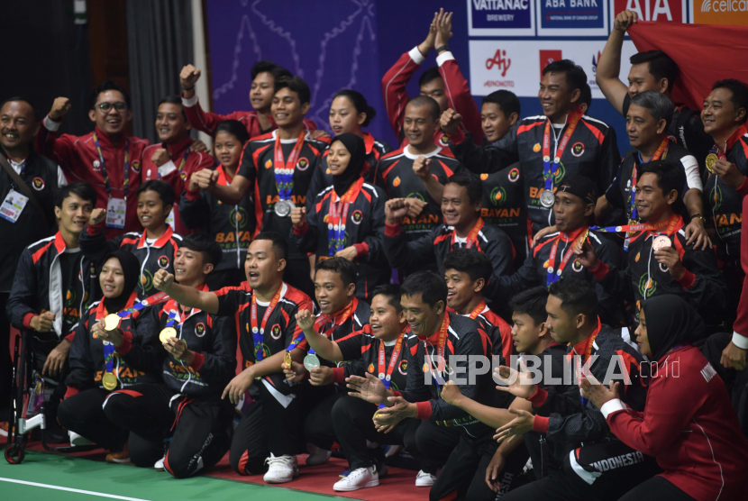 Sejumlah pebulu tangkis Indonesia berfoto bersama usai mengikuti pertandingan ASEAN Para Games 2023. Presiden Jokowi memberi bonus Rp 320,5 miliar ke atlet ASEAN Para Games 2023.