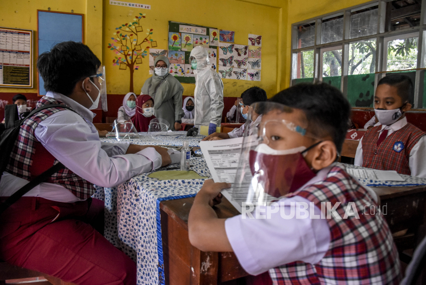 Pemerintah Kota Tangerang bakal membuka pembelajaran tatap muka (PTM) jenjang sekolah dasar (SD) mulai Senin (25/10), seiring dengan kondisi PPKM yang berada di level dua. Pembelajaran offline tahap pertama jenjang SD tersebut akan diawali dengan 45 SD.