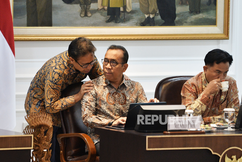 Menko PMK Pratikno mengikuti Rapat Paripurna Perdana Kabinet Merah Putih di Istana Negara, Jakarta, Rabu (23/10/2024).