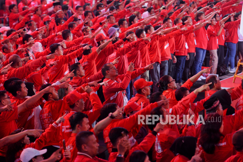 Kader Partai Solidaritas Indonesia (PSI) saat menghadiri acara Kopi Darat Nasional (Kopdarnas) Partai Solidaritas Indonesia (PSI) di Tenis Indoor, Senayan, Jakarta, Selasa (22/7/2023).