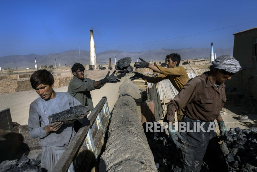 Buruh Afghanistan bekerja di sebuah pabrik batu bata di Deh Sabz, di pinggiran Kabul, Afghanistan,Ahad (26/9).