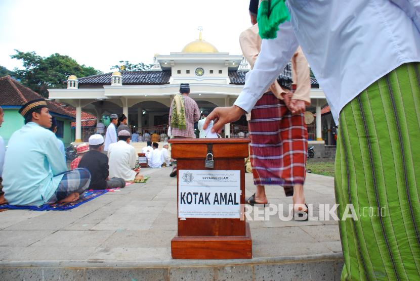 Salah satu waktu terbaik untuk bersedekah adalah saat Subuh. Foto: Republika