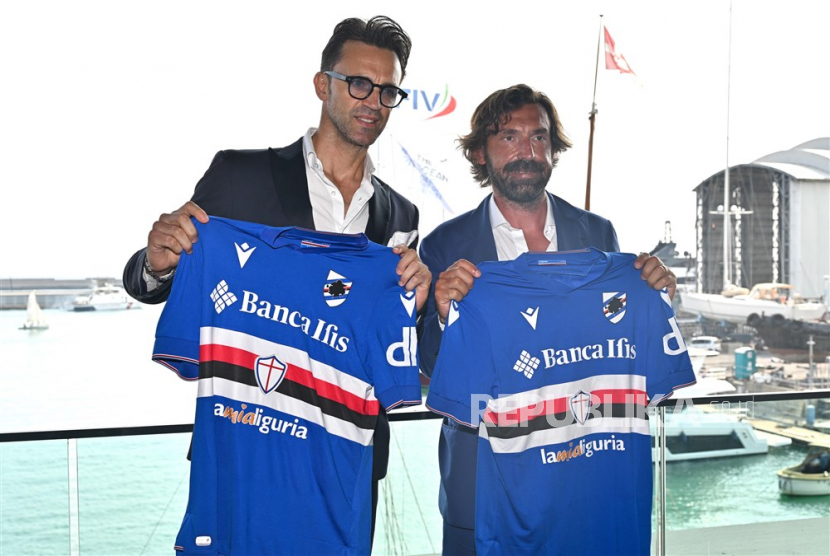 Pelatih baru Sampdoria Andrea Pirlo (kanan) diperkenalkan oleh klub, Jumat (30/6/2023). 