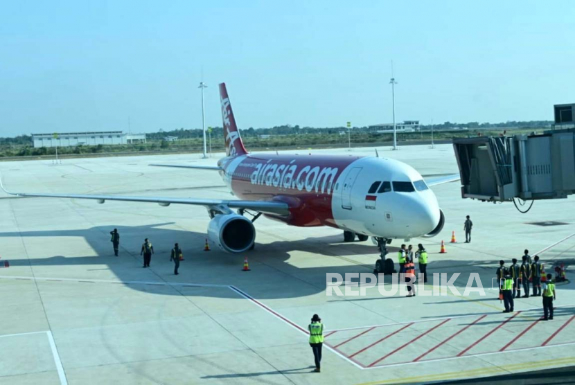 Maskapai Air Asia mendarat di Bandara Internasional Jawa Barat (BIJB) Kertajati, Kabupaten Majalengka, Jawa Barat.