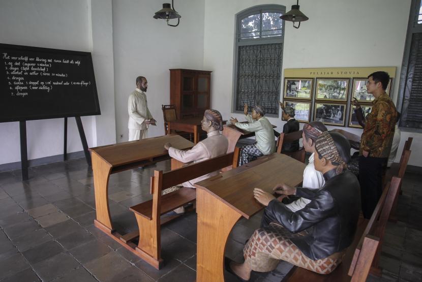 ILUSTRASI Pengunjung mengamati diorama ruang kelas Stovia di Museum Kebangkitan Nasional, Jakarta.