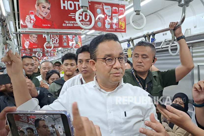 Capres Koalisi Perubahan Anies Rasyid Baswedan saat menaiki KRL Commuter Line dari Bogor ke Jakarta, Selasa (28/11/2023). 