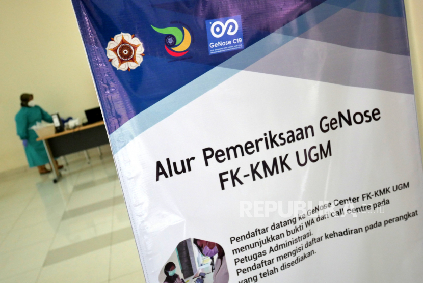 Tenaga kesehatan melakukan pengujian Covid-19 dengan GeNose C19 di Fakultas Kedokteran, Kesehatan Masyarakat, dan Keperawatan (FKKMK) UGM, Yogyakarta, Selasa (23/2/2023).