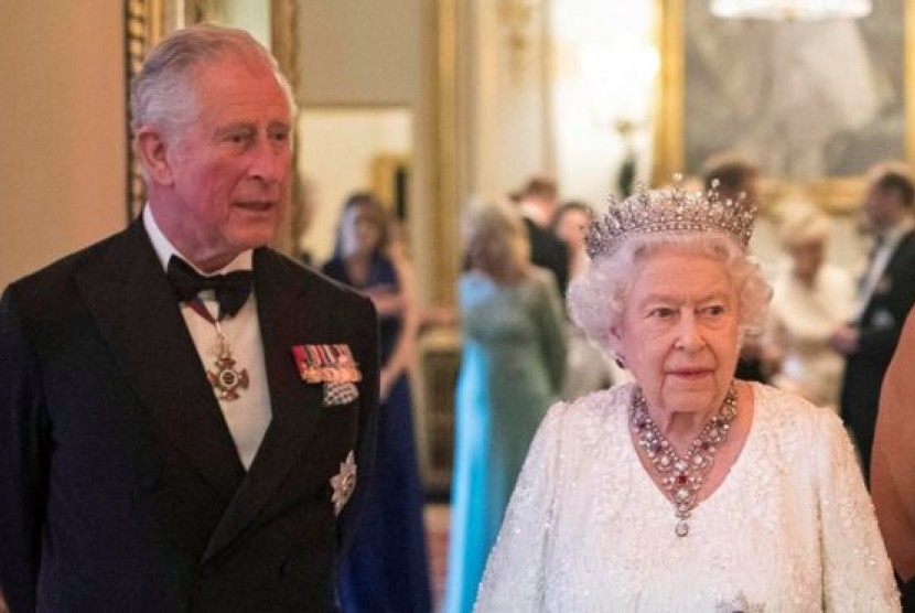 Ratu Elizabeth II meninggal dunia. Pangeran Charles naik takhta menjadi Raja Inggris menggantikan ibunya, Ratu Elizabeth II yang meninggal dunia, Jumat (9/9/2022). Foto: Republika/Reuters