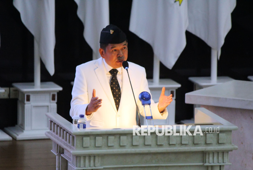 Pidato perdana Gebernur Jawa Barat (Jabar) terpilih Dedi Mulyadi saat Rapat Paripurna DPRD Jabar di Gedung DPRD Jabar, Jalan Diponegoro, Kota Bandung, Jumat (21/2/2025). Kepemimpinan Jabar pun resmi dijabat oleh Dedi Mulyadi dan Erwan Setiawan sebagai Gubernur dan Wakil Gubernur Jabar periode 2025-2030.