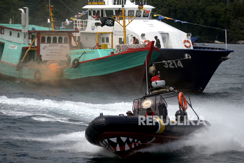 Kapal patroli Pengawasan Sumber Daya Kelautan dan Perikanan (PSDKP) mengejar dan menangkap Kapal Ikan Asing (KIA) ilegal di perairan Selat Lembeh, Bitung, Sulawesi Utara Selasa (23/11).Simulasi penangkapan KIA secara terintegrasi dengan memanfaatkan teknologi kontra illegal fishing yang terdiri dari Sistem Pengawasan Kapal (VMS/Vessel Monitoring System), Satelit Radarsat-2, dan Cosmo Skymed, Sistem Identifikasi Otomatis (AIS/Automatic Identification System), Pengawasan Udara (Airborne Surveillance), dan Sistem Peringatan Geofencing (Warning System Geofencing) itu diharapkan dapat menekan angka pencurian sumber daya laut dan membangun sektor kelautan dan perikanan menjadi sektor terdepan penggerak ekonomi. 