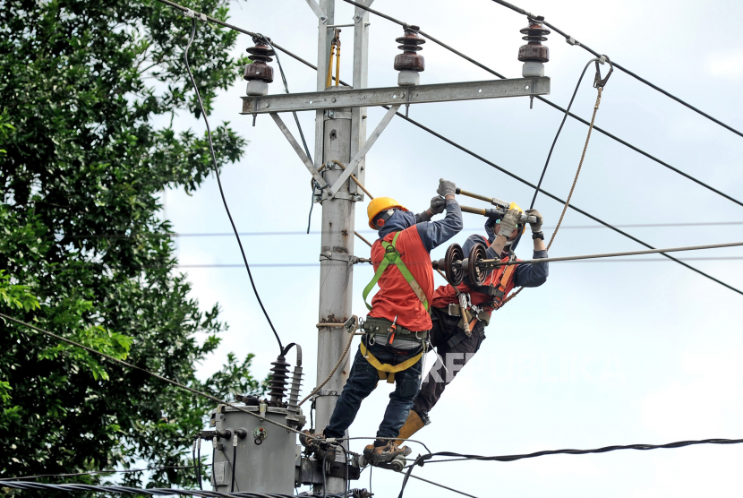 Pekerja menyelesaikan pekerjaan pembangunan jaringan listrik PLN (ilustrasi). PLN akan membangun jaringan 10 MW di Pulau Karampuang, Sulbar.
