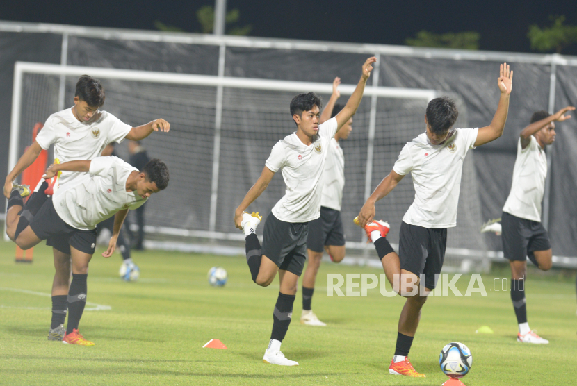 Sejumlah pesepak bola Tim Nasional Indonesia U-17 mengikuti sesi latihan menjelang Piala Dunia U-17 2023 di Lapangan C Stadion Gelora Bung Tomo, Surabaya, Jawa Timur, Selasa (7/11/2023). Timnas Indonesia akan menghadapi Ekuador pada babak penyisihan grup A Piala Dunia U-17 2023 di stadion tersebut. 