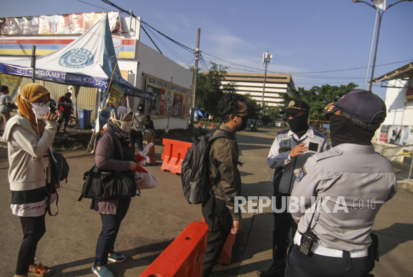 Petugas Dishub memberikan sosialisasi surat edaran Wali Kota Depok yang mewajibkan pengguna KRL menunjukkan surat tugas kerja di Stasiun Depok Baru, Depok, Jawa Barat, Selasa (12/5/2020). Lima Kepala Daerah di Bogor, Depok, Bekasi (Bodebek) memperketat aturan pergerakan masyarakat pada penerapan Pembatasan Sosial Berskala Besar (PSBB) dengan mewajibkan pengguna transportasi kereta commuter line (KRL) menunjukkan surat tugas kerja