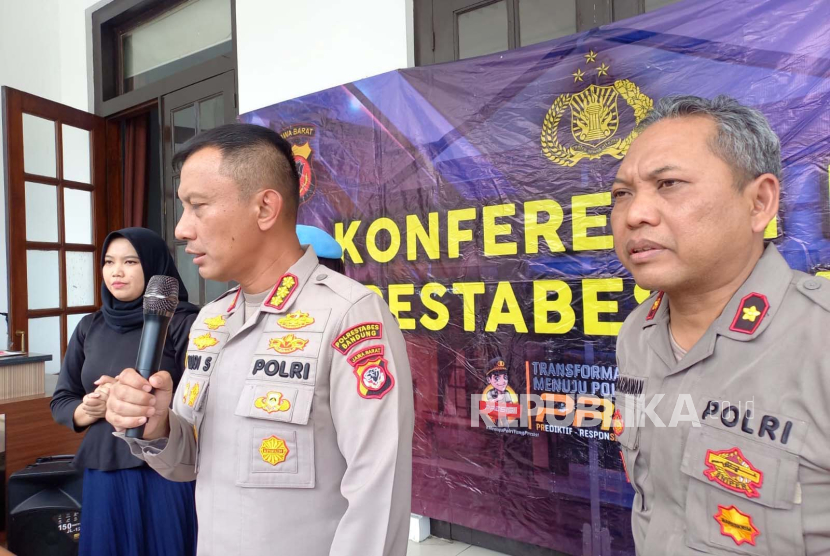 Kapolrestabes Bandung Kombes Pol Budi Sartono memberikan keterangan terkait polisi di Polsek Sukasari yang diduga meminta sejumlah uang kepada korban begal di Mapolrestabes Bandung, Rabu (27/9/2023). Polisi berpangkat aiptu tersebut dikenakan sanksi disiplin. 