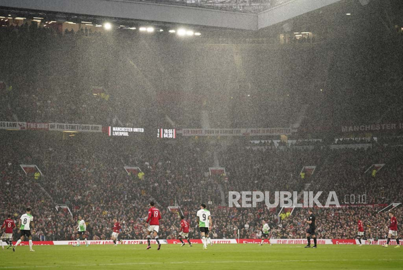Heavy rainfall during the FA Cup quarterfinal soccer match between Manchester United and Liverpool at the Old Trafford stadium in Manchester, England, Sunday, March 17, 2024.