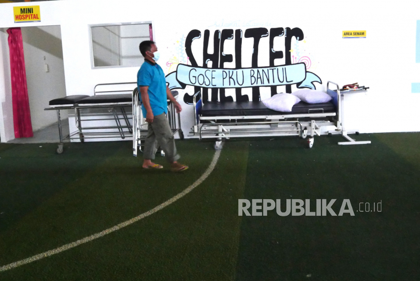 Petugas memeriksa bilik perawatan yang kosong di Shelter Isolasi Mandiri Gose, Bantul, Yogyakarta. Hampir dua pekan shelter isolasi mandiri penyintas Covid-19 kosong. (ilustrasi)