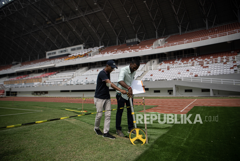 Perwakilan delegasi FIFA meninjau Stadion Gelora Sriwijaya Jakabaring (GSJ) di Jakabaring Sport City (JSC) Palembang, Sumatera Selatan, Kamis (23/3/2023). Kunjungan tersebut dalam rangka meninjau kesiapan Stadion Gelora Sriwijaya (GSJ) Jakabaring sebagai salah satu stadion penyelenggara Piala Dunia U-20 pada Mei 2023 mendatang. 
