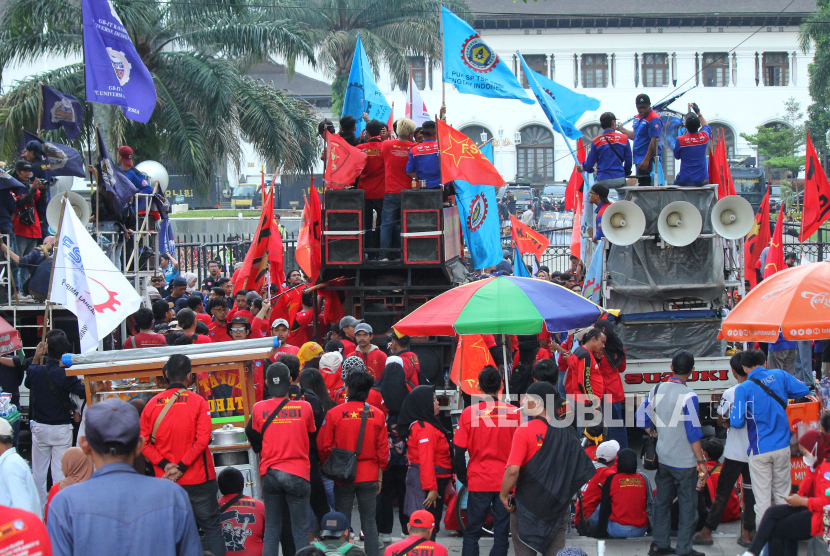 Ribuan buruh dari berbagai daerah di Jawa Barat (Jabar) menggelar aksi unjuk rasa di depan Gedung Sate, Kota Bandung, Rabu (29/11/2023). 