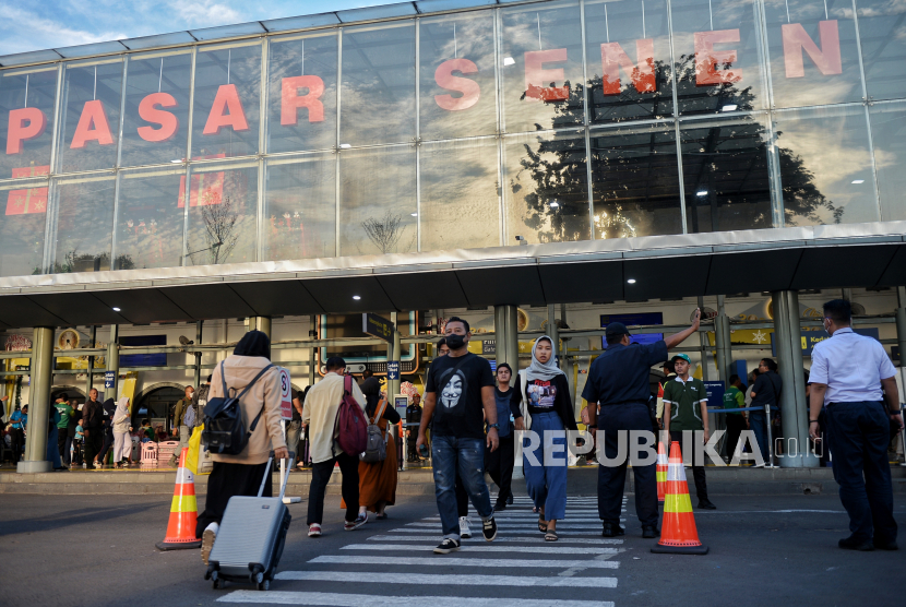 Calon penumpang meramaikan area Stasiun Pasar Senen, Jakarta, Kamis (21/12/2023). 