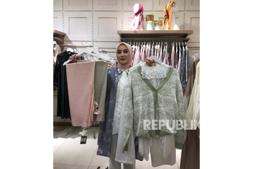 Brand modest wear Zyta Delia membuka gerai pertama di Jakarta, Kamis (10/8/2023). 