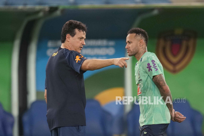 Pelatih Timnas Brazil Fernando Diniz (kiri) berbincang dengan Neymar saat sesi latihan di Cuiaba, Brasil, Selasa, (10/10/2023). Brazil akan menghadapi Venezuela dalam pertandingan sepak bola kualifikasi Piala Dunia 2026 pada Kamis.