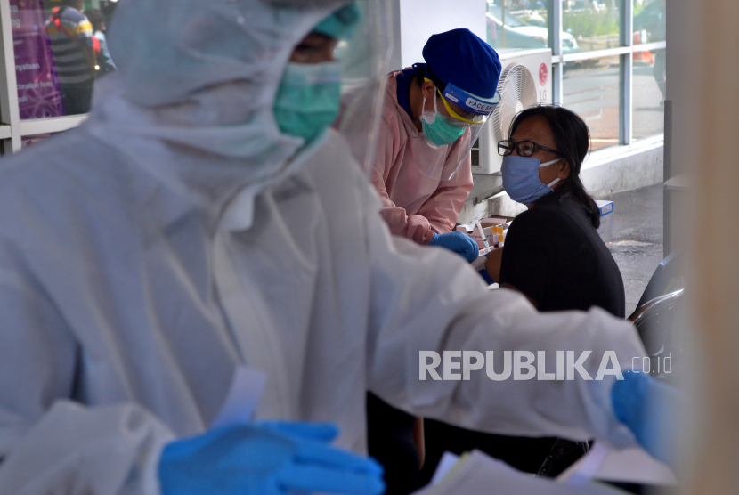 Petugas kesehatan mengambil sampel darah saat tes cepat (rapid test) COVID-19 mandiri di salah satu Rumah Sakit di Manado, Sulawesi Utara. Kemenkes setujui pembangunan RS lapangan untuk Covid-19 di Sulut