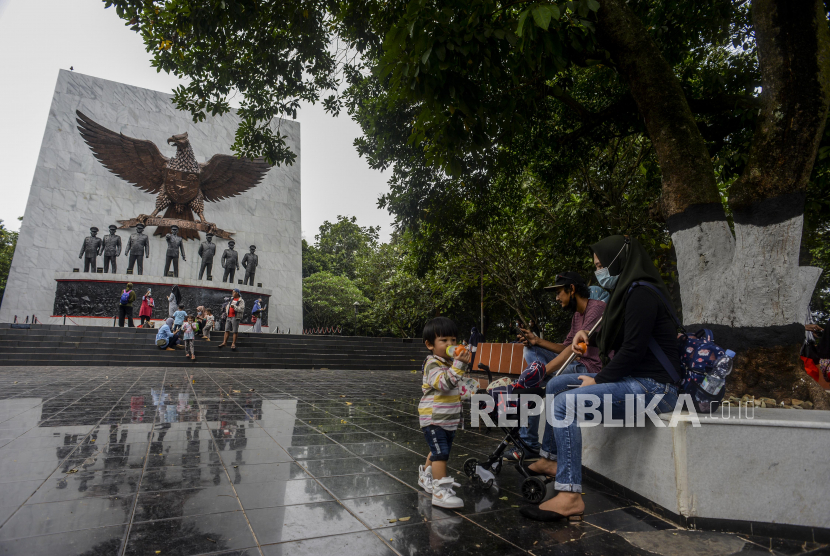 Pengunjung saat berwisata di Monumen Pancasila Sakti, Lubang Buaya, Jakarta Timur, Jumat (1/10/2021). 