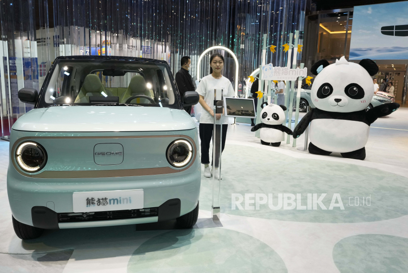 Mobil listrik Panda mini  buatan produsen mobil China Geely ditampilkan selama Shanghai Auto Show 2023 di Shanghai, Rabu, 19 April 2023.