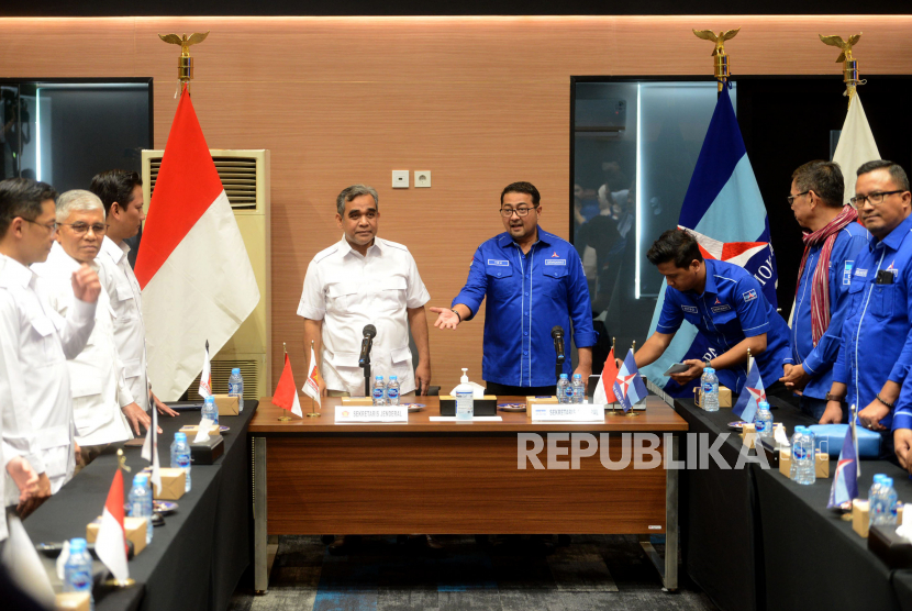 Sekjen DPP Partai Demokrat Teuku Riefky Harsya bersama Sekjen DPP Partai Gerindra Ahmad Muzani serta jajaran elite kedua partai di kantor DPP Demokrat, Jakarta Pusat, Kamis (20/7/2023).